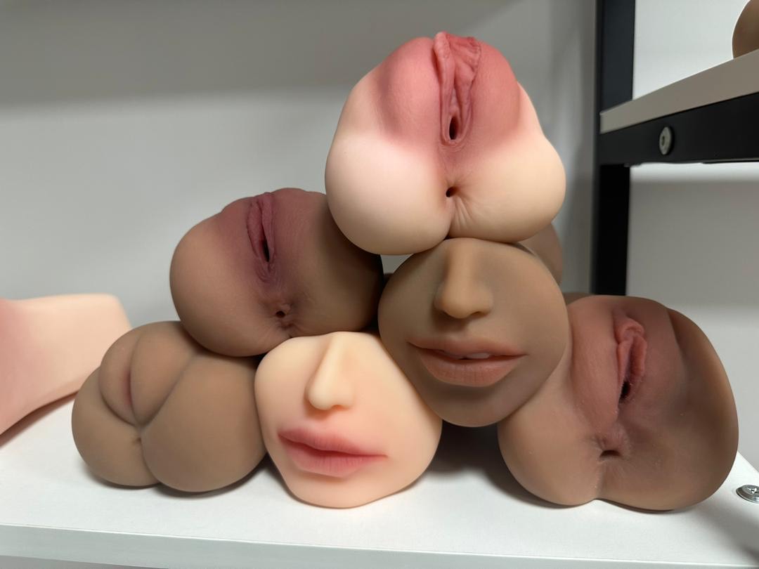 Mouth and Pussy Masturbator